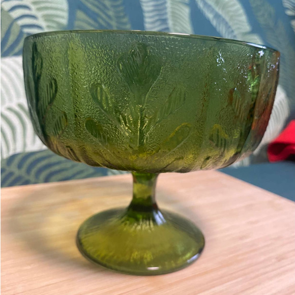 Vintage Green Glass Leaves Pattern Large Serving Pedestal Candy Dish - Picture 9 of 9